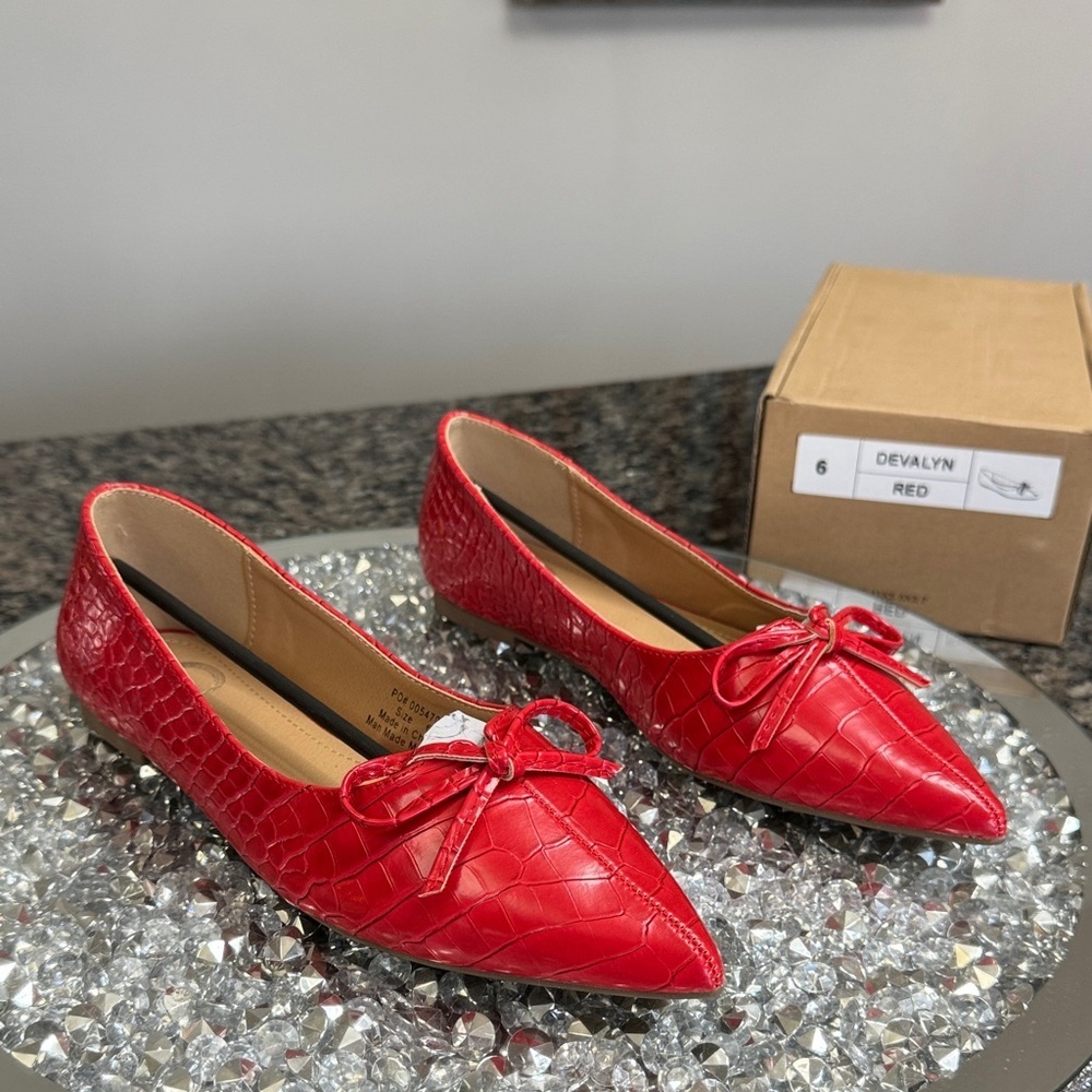 Journee Collection Red Croc-Embossed pointed toe with bow Flats NEW 6
